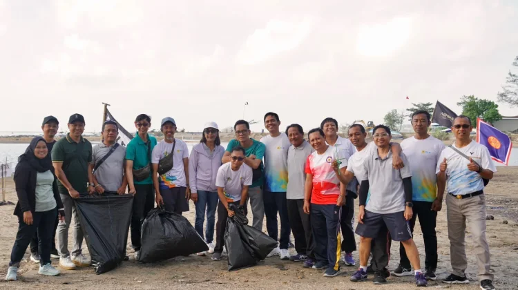 PLN UP2D Bali Gelar Aksi Bersih Pantai Lewat Program Jumat Berdampak