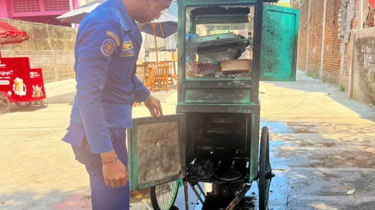Ledakan Tabung Gas Picu Rombong PKL Terbakar di Jembrana