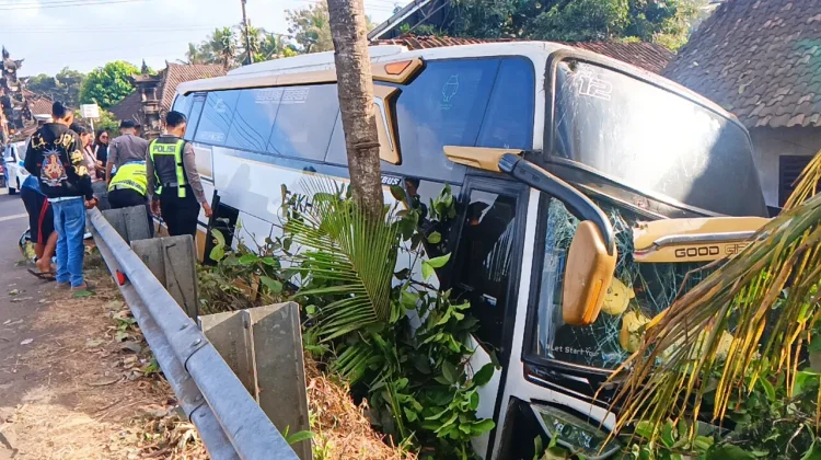 Sopir Mengantuk, Bus Hantam Motor dan Rumah di Jembrana