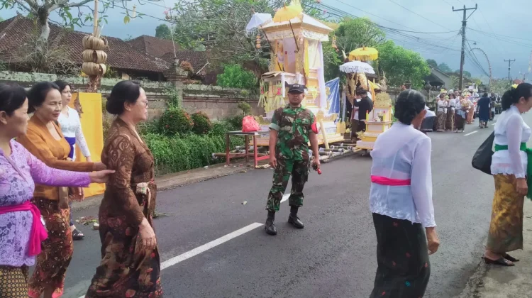 Babinsa Jegu Laksanakan Pengamanan Terpadu Upacara Ngaben