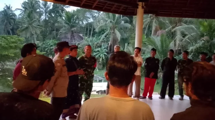 Babinsa Pesagi Kawal Sidak Duktang Pastikan Pendatang Tertib Administrasi