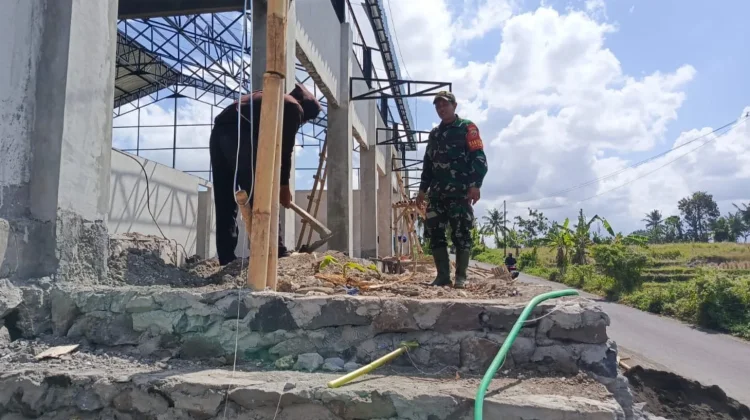 Babinsa Buwit Garda Terdepan Kawal Pembangunan Koperasi Desa Merah Putih