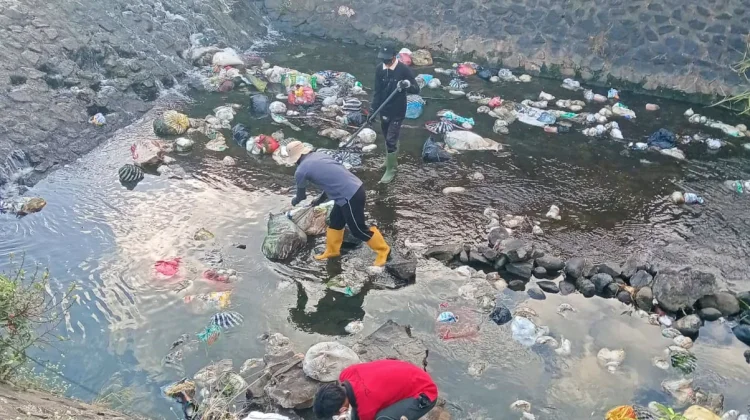 Sisir Sampah Liar, Dinas LH-Perkim Bersihkan Sungai di Jembrana