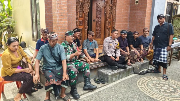 Babinsa Belumbang Pererat Kemanunggalan TNI dengan Kepedulian Kedukaan Warga