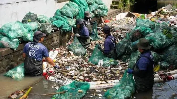 Sungai Watch Soroti Ancaman Sampah Plastik di Sungai Bali