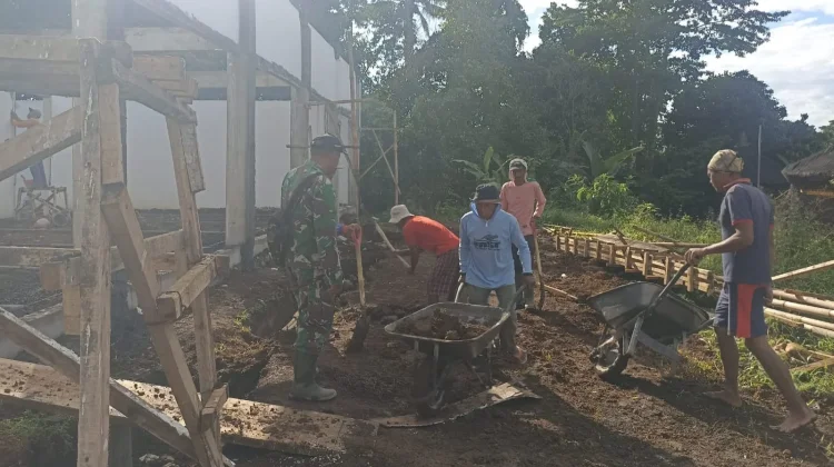 Babinsa Tengkudak Kawal Pembangunan Koperasi Desa Merah Putih