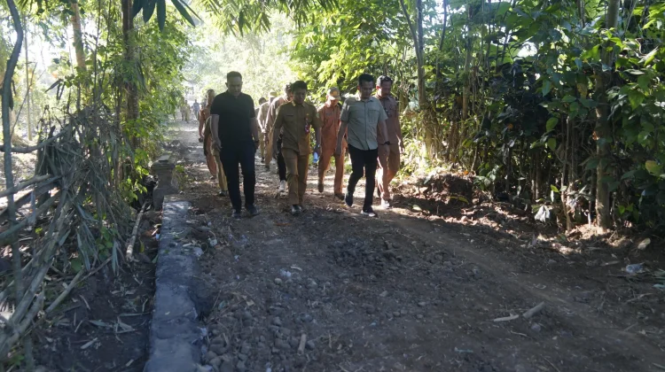Pastikan Siap Beton dan Hotmix, Bupati Kembang Tinjau Jalan Warga Banyubiru