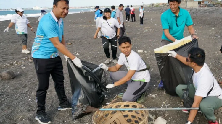 PLN UP2D Bali Gelar Aksi Bersih Pantai Lembeng