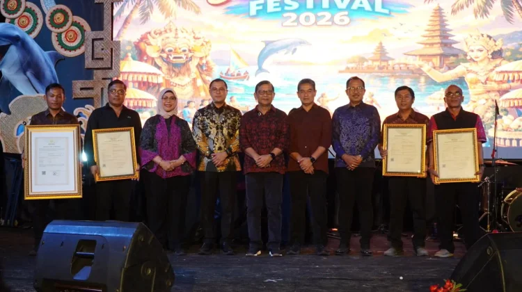 Kemenkum Serahkan Sertifikat IG Batu Pulaki dan Hak Cipta Pelayanan Publik