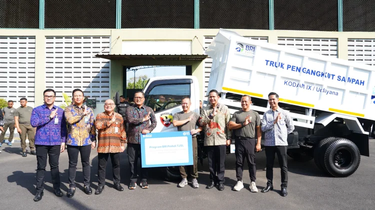 Kodam IX/Udayana Terima Dump Truck Dukung Penanganan Sampah Bali