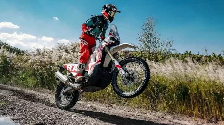 Hunter meluncurkan Kove 450, Motor Spesifikasi Rally yang Legal di Jalan Raya
