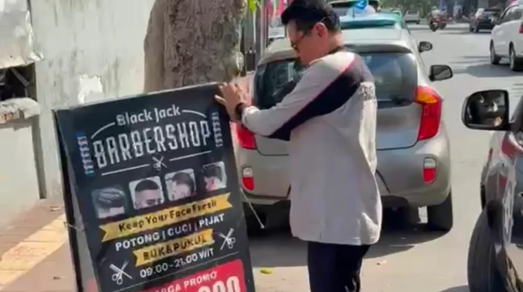 Satpol PP Denpasar Tertibkan 200 Alat Peraga Kedaluarsa di Fasilitas Umum