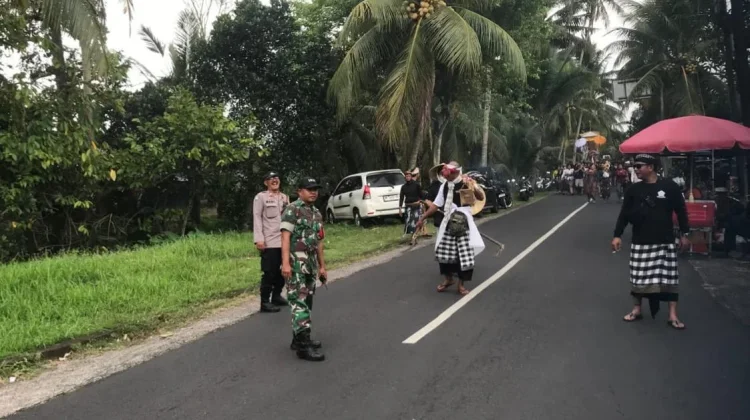 Babinsa Jegu Kawal Prosesi Ngaben Warga Wujud Jaga Tradisi Bali