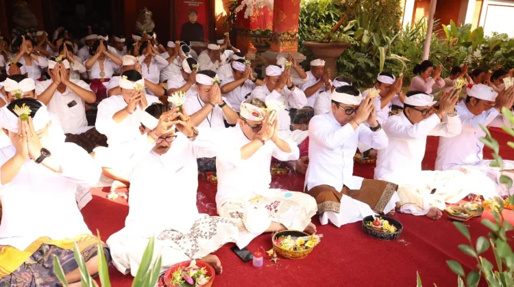 Jaya Negara dan Arya Wibawa Pimpin Persembahyangan Pujawali di Pura Praja Natha