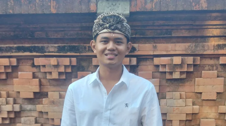 Mahasiswa Warmadewa Ikuti Persembahyangan di Pura Jagatnatha