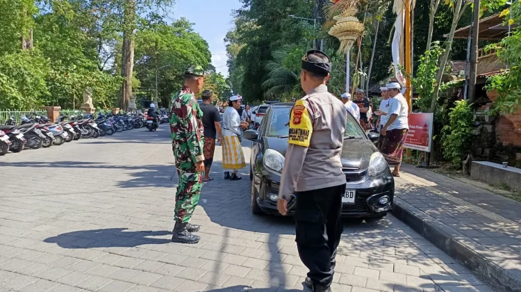 Bhabinkamtibmas Amankan Karya Ngenteg Linggih