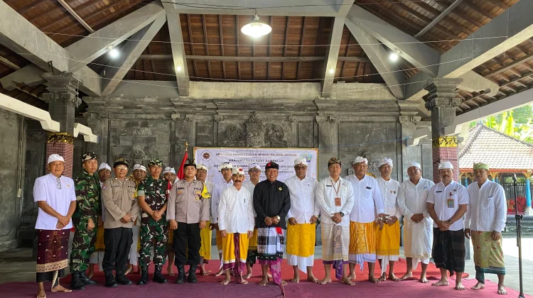 Babinsa Dawan Hadiri Pengukuhan Prajuru Desa Adat Sampalan
