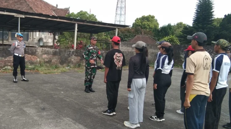 Personel Koramil Pupuan Tempa Generasi Muda Sambut HUT RI ke-81