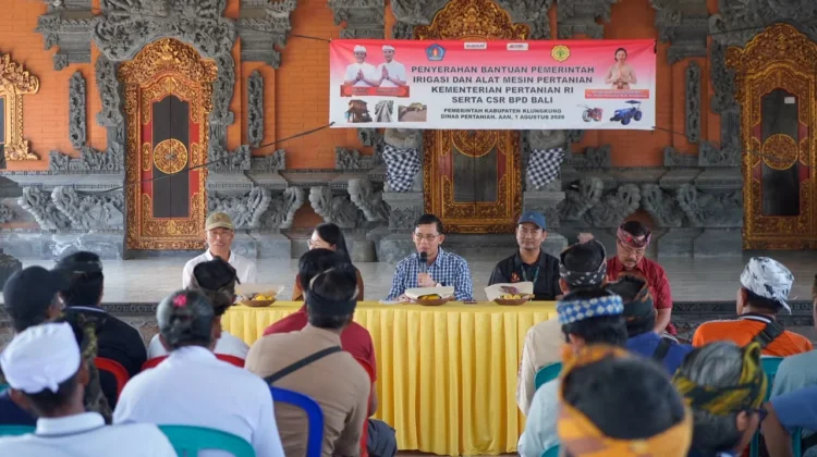 Bupati Klungkung Serahkan Bantuan Irigasi dan Alsintan Kementan RI