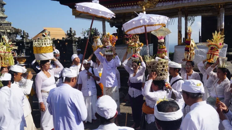 Wabup Klungkung Hadiri Penyineban dan Nuek Bagia Pule Kerthi di Pura Gelap Besakih