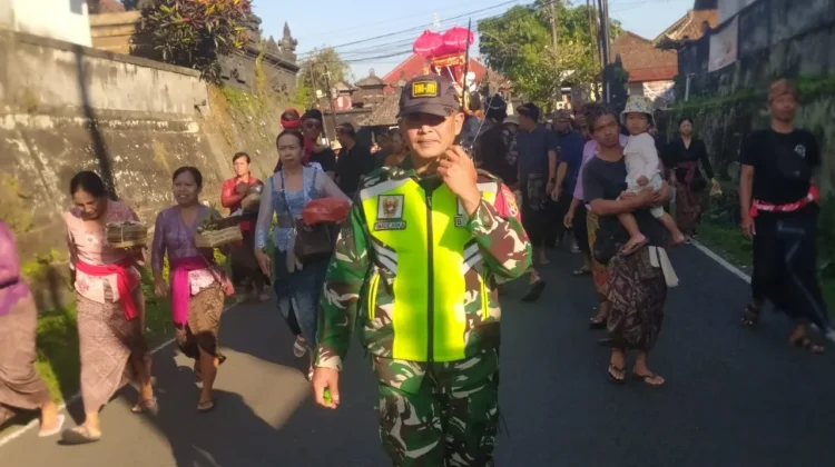 Babinsa Babahan Bersinergi bersama Pecalang Amankan Prosesi Ngaben