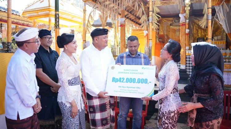 Bupati Gianyar Serahkan Santunan BPJS Ketenagakerjaan kepada Ahli Waris Seniman