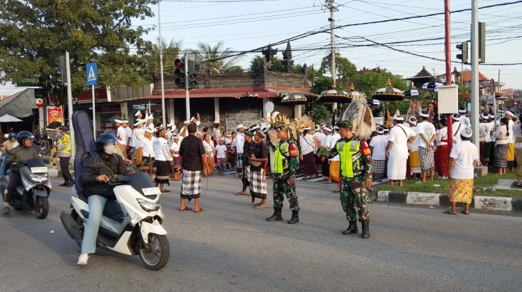Babinsa Klungkung Kawal Kegiatan Keagamaan Empat Wilayah Binaan