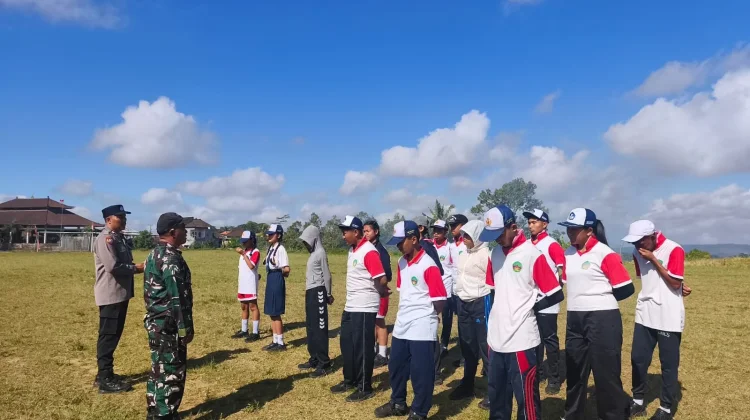 Babinsa Desa Padangan Bentuk Karakter Paskibraka dengan Latihan PBB