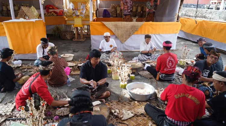 Bupati Satria Serahkan Bantuan Ngaben Massal di Nusa Penida