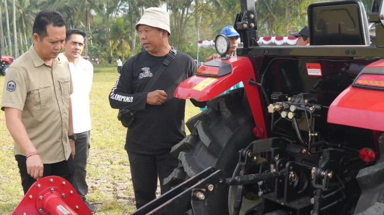 Difasilitasi DPR RI, Petani Jembrana Terima 5 Unit Traktor