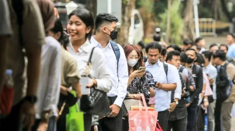 Fenomena Generasi Sandwich: Terjepit antara Masa Lalu dan Masa Depan