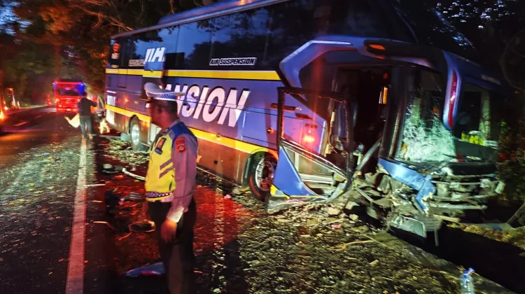 Tabrakan Bus dan Mobil di Gilimanuk, Dua Guru asal Banyuwangi Tewas di TKP