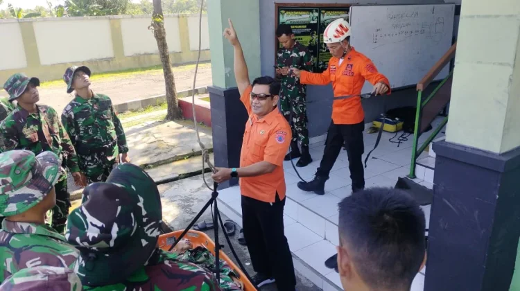 Tingkatkan Kesiapsiagaan Bencana, BPBD Gianyar Berbagi Kemampuan Evakuasi ke TNI