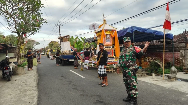 Wujudkan Pengabdian TNI, Babinsa Belumbang Kawal Prosesi Ngaben
