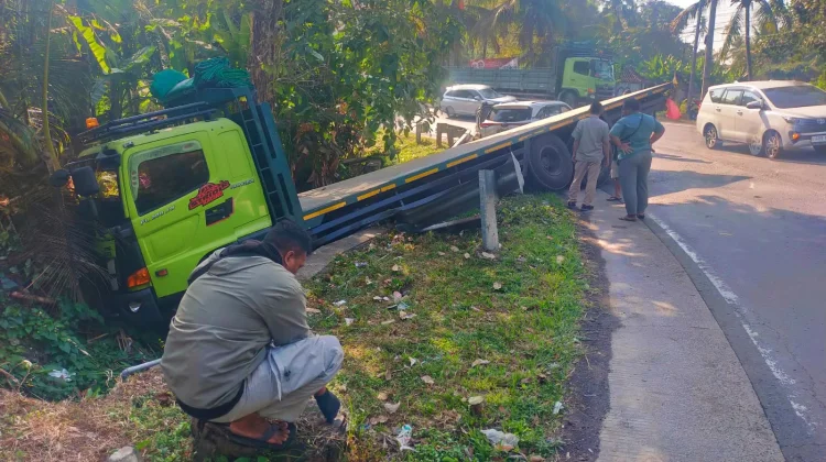 Oleng, Truk Hantam Minibus di Tikungan Pekutatan Jembrana