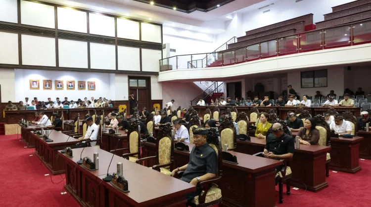 Wabup Gianyar Sampaikan Pandangan Bupati atas Raperda Penataan Sempadan Sungai