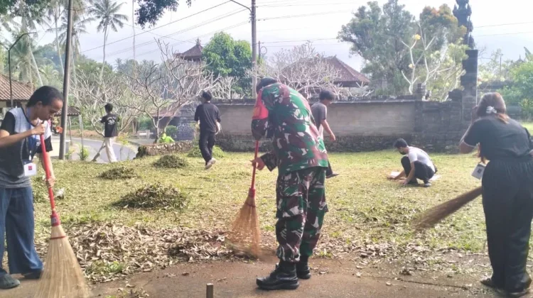 Karya Bakti Sambut HUT RI, Babinsa bersama Pemdes dan Mahasiswa Hijaukan Kesiut