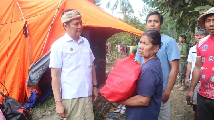 Serahkan Bantuan, Bupati Kembang Kunjungi Korban Kebakaran di Manistutu