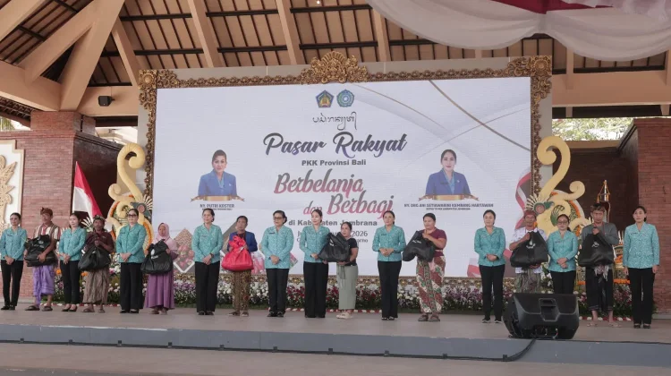 TP PKK Denpasar Salurkan Bantuan dan Dukung UMKM di Pasar Rakyat Jembrana