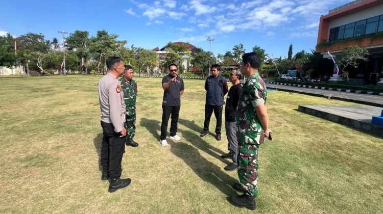 Pastikan Pengamanan Maksimal, Danramil Kerambitan Tinjau Lokasi Upacara HUT RI
