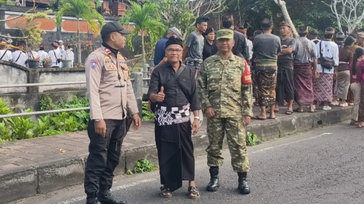 Pengamanan Terpadu Babinsa dan Pecalang Wujudkan Prosesi Ngaben Aman dan Lancar