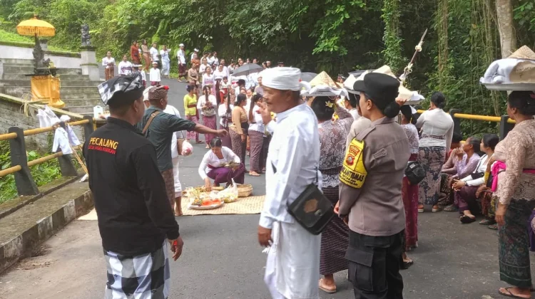 Bhabinkamtibmas Desa Getakan Amankan Rangkaian Ngening Ngaben Massal