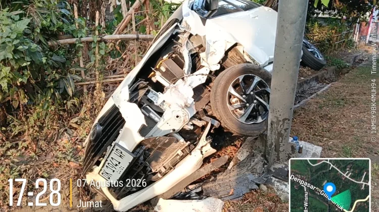Diduga Sopir Mengantuk, Mobil Hantam Tiang Rambu di Pekutatan