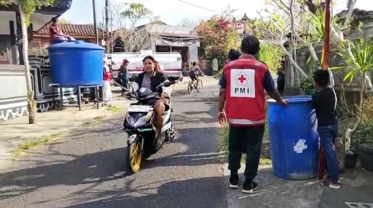 Krisis Air Jembrana Meluas, Warga Pasrah Mandi di Sungai
