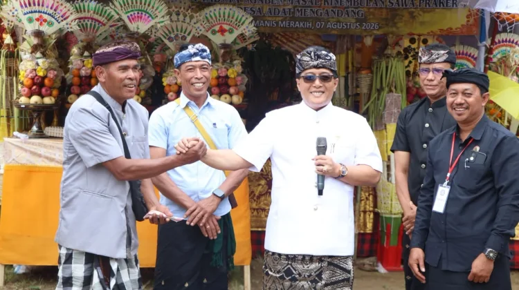 Wagub Giri Prasta Hadiri Ngaben Massal Perdana Desa Adat Mengandang