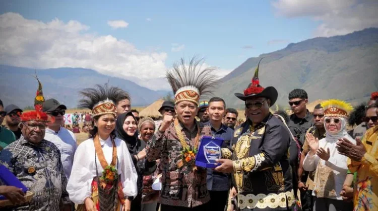 Menkop Bawa Semangat Koperasi ke Festival Lembah Baliem Wamena