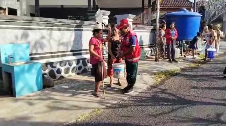 Warga Difabel di Jembrana Ikut Berburu Air Bersih