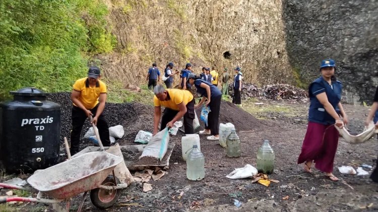 Polsek Dawan bersama TNI dan Masyarakat Gotong Royong Perbaiki Jalan Ambles
