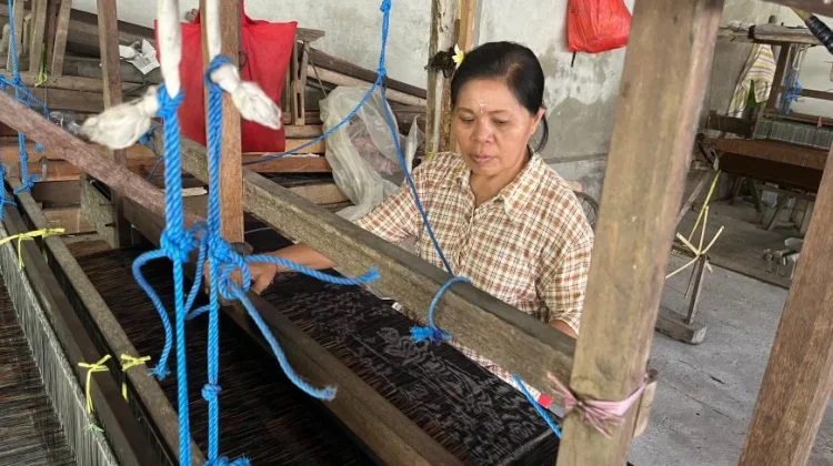 Harga Bahan Baku Songket Naik, Perajin Pilih Tahan Harga Jual
