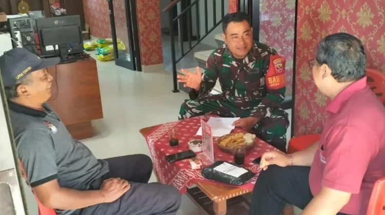 Babinsa Desa Kesiut Matangkan Persiapan HUT RI dan Penutupan KKN Unud